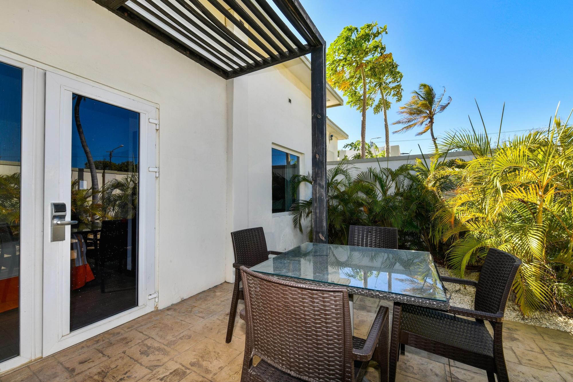 Talk Of The Town Beach Hotel & Beach Club By Gh Hoteles Oranjestad Exterior photo